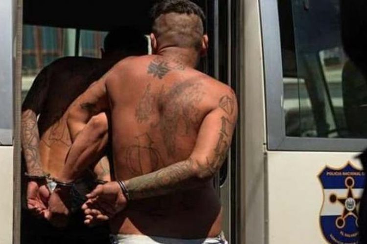 Polisi El Salvador menangkap sejumlah anggota geng jalanan yang diduga terlibat pembunuhan.