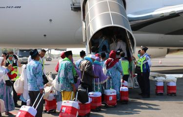 Sebanyak 445 jemaah haji yang berasal dari Kabupaten Bangkalan, Madura, Jawa Timur, beserta 5 orang pendamping berangkat dari Bandara Juanda menuju Bandara Internasional Pangeran Mohammad Bin Abdul Aziz, Madinah, Rabu (24/5/2023) pada pukul 09.15 WIB.