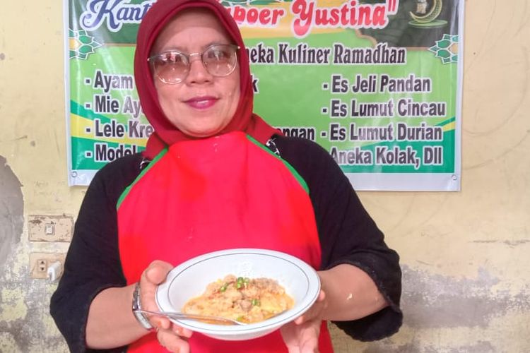 Yustia salah satu penjual ragit di Palembang saat bulan puasa.