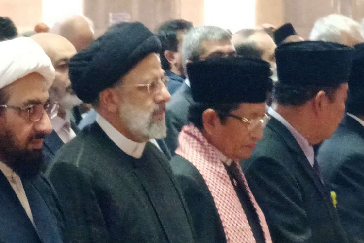 Presiden Iran Ebrahim Raeisi (sorban hitam) saat shalat zhuhur di Masjid Istiqlal, Jakarta Pusat, Rabu (24/5/2023).