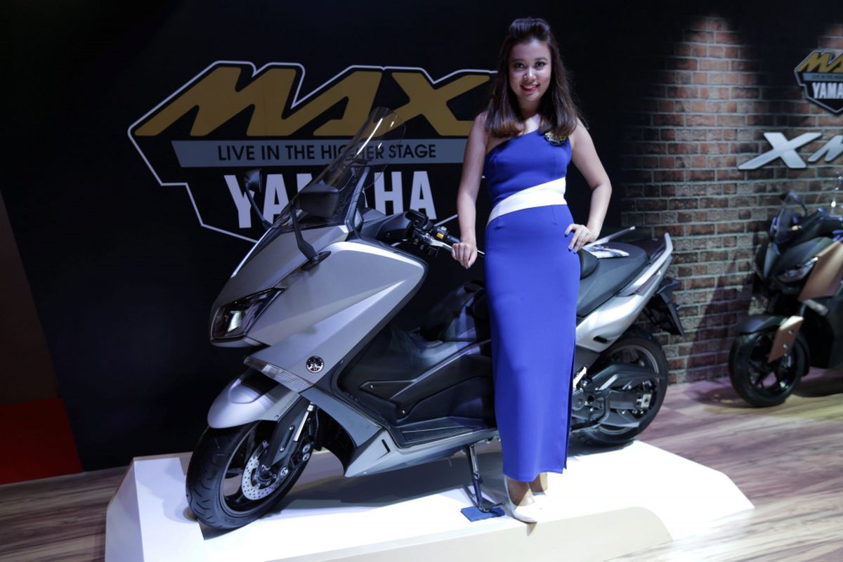 Produk Skutik bongsor 250cc Yamaha XMAX dipamerkan pada ajang Indonesia International Motor Show (IIMS) 2017 di JI Expo, Kemayoran, Jakarta, Jumat (28/4/2017).  Yamaha XMAX mulai dipasarkan pada ajang IIMS 2017. KOMPAS IMAGES/KRISTIANTO PURNOMO