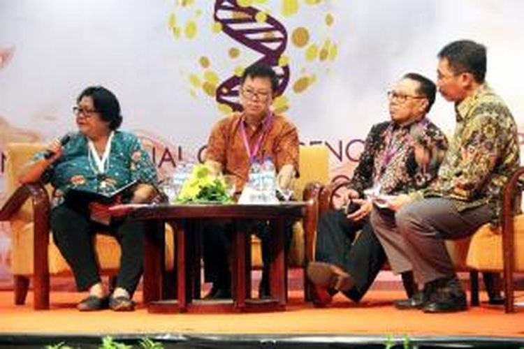 Guru Besar Fakultas Teknologi Pertanian Universitas Gadjah Mada Mary Astuti, Guru Besar Mikrobiologi dan Genetika Molekuler Institut Pertanian Bogor Antonius Suwanto, Guru Besar Ilmu dan Teknologi Pangan Universitas Atma Jaya Jakarta FG Winarno, serta Guru Besar Teknologi Pangan Institut Pertanian Bogor Purwiyatno Haryadi (dari kiri ke kanan) berbicara dalam ”International Conference on Tempe and Its Related Products”, Senin (16/2), di Hotel Sheraton, Yogyakarta. Konferensi internasional itu membahas berbagai hal terkait tempe, termasuk sisi kesehatan dan ekonomi.