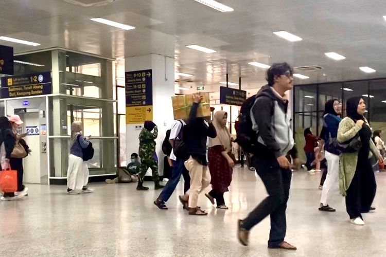 Dari Kerupuk hingga Kue, Tentengan Oleh-oleh Warnai Arus Balik di Stasiun Manggarai