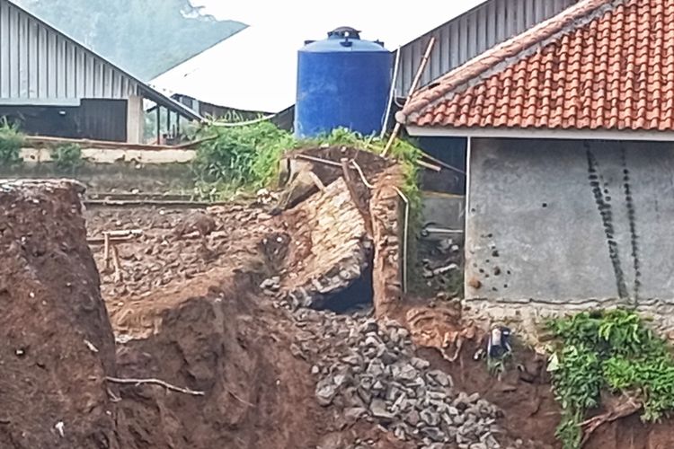 Lokasi tembok pematang kolam yang roboh menghimpit dan menimpa 9 santri di Pondok Pesantren Yaspida, Desa Cipetir, Kecamatan Kadudampit, Kabupaten Sukabumi, Jawa Barat, Kamis (14/11/2024).