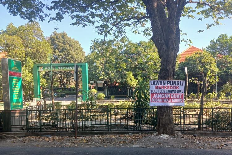 Protes Jual Beli Buku Bergambar Guru, Wali Murid SD di Gresik Pasang Spanduk