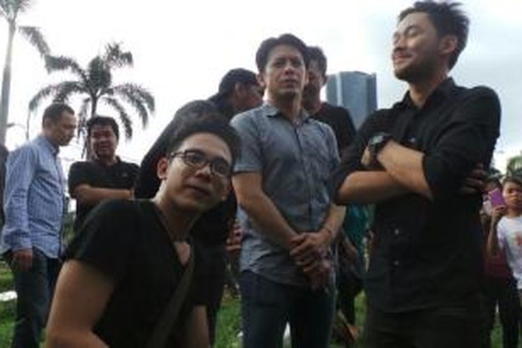 David (kiri), Ariel (berdiri di tengah), dan Uki (kanan) dari band NOAH hadir pada pemakaman jenazah pemain biola dan pencipta lagu legendaris Indonesia Idris Sardi di Tempat Pemakaman Umum Menteng Pulo, Jakarta Selatan, Senin (28/4/2014) sore.