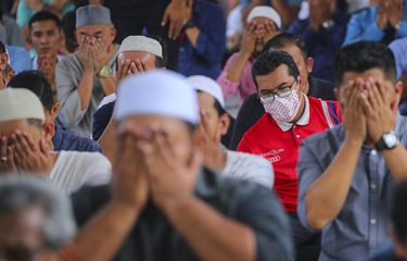 Jemaah shalat Jumat di Masjid Nasional Kuala Lumpur, Malaysia, 13 Maret 2020. Terlihat seorang pria memakai masker di tengah merebaknya virus corona di Malaysia.