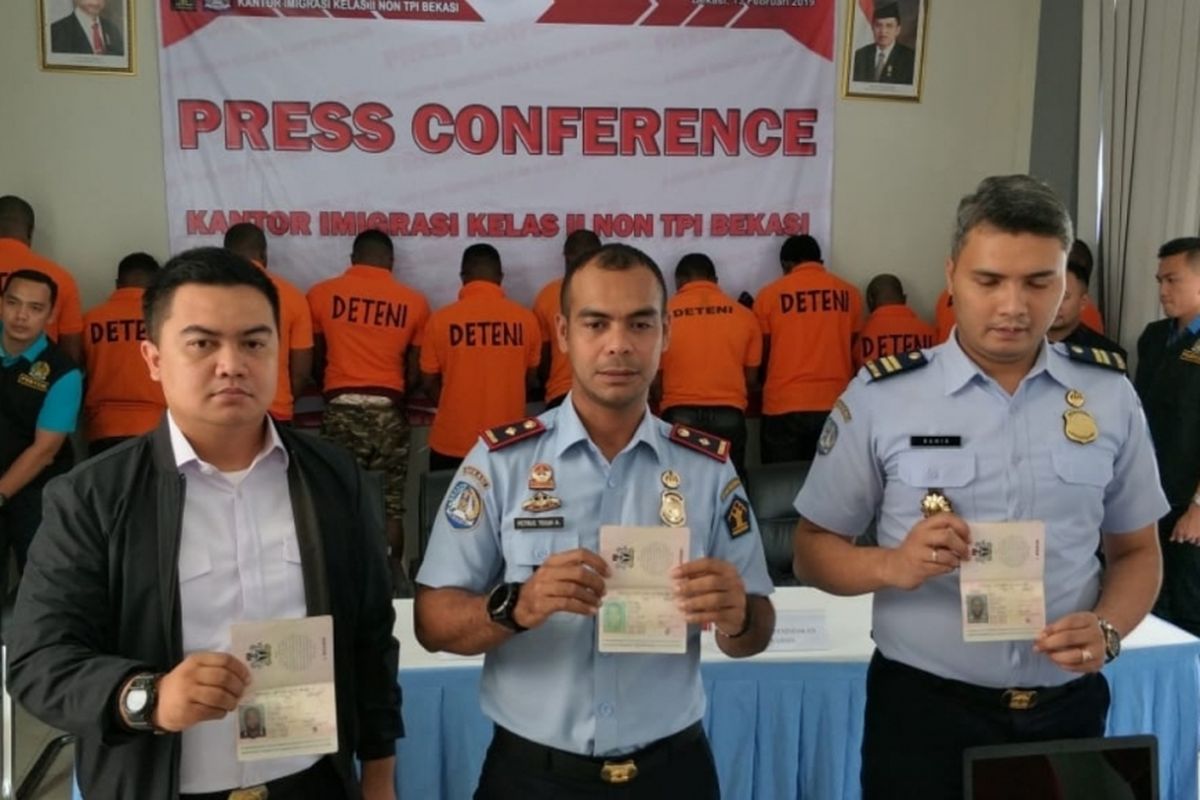 Kepala Imigrasi Kelas II Bekasi, Petrus Teguh Aprianto bersama jajaran saat konferensi pers tentang penangkapan 11 WNA yang melanggar UU Keimigrasian, Rabu (13/2/2019).