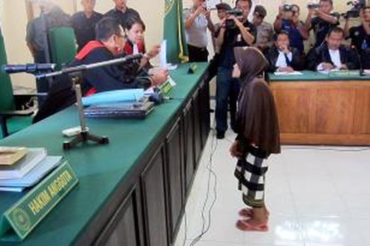 Nenek Asyani (63) ditahan tiga bulan karena dituduh mencuri dua balok kayu jati di petak milik PT Perhutani di Desa Jatibanteng, Kecamatan Jatibanteng, Kabupaten Situbondo, Jawa Timur. Kasus nenek Asyani jadi potret buram penegakan hukum di saat yang lain koruptor yang habiskan uang rakyat miliaran rupiah mendapatkan obralan remisi. Suasana saat nenek Asyani menjalani persidangan di PN Situbondo, Jawa Timur, Senin (16/3/2015).