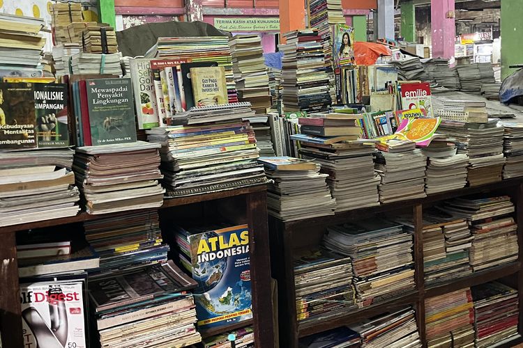 Penampakan tumpukan koleksi dagangan buku bekas milik Saipul (49), salah satu pedagang yang masih bertahan di Pasar Blauran, Surabaya yang sebagian besar telah tutup, Senin (29/9/2025).