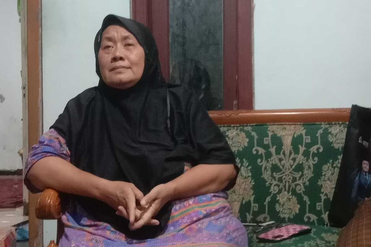 Masruroh (kiri), penjual gorengan asal Dusun Blimbing, Desa Kwaron, Kecamatan Diwek, Kabupaten Jombang, Jawa Timur, saat ditemui di rumahnya, Jumat (25/4/2025) malam.