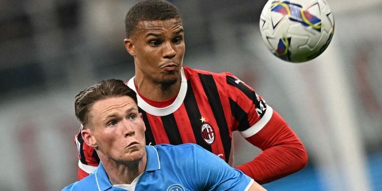 Gelandang Napoli Scott Mc Tominay (kiri) berebut bola dengan bek AC Milan Malick Thiaw selama pertandingan sepak bola Serie A Liga Italia AC Milan vs Napoli di Stadion San Siro di Milan pada Selasa 29 Oktober 2024. (Foto oleh Gabriel BOUYS / AFP)