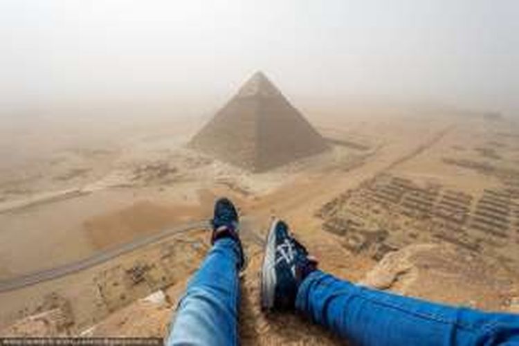 Seorang pemuda Jerman mendaki ke puncang Piramida Giza di Mesir dan berfoto di puncak piramida itu