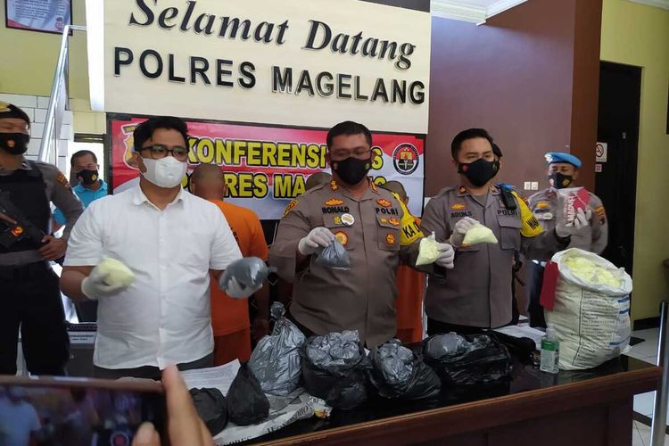 Gelar perkara pengungkapan kasus penjualan bahan peledak pembuat mercon di mapolres Magelang, Jateng, Senin (19/4/2021).