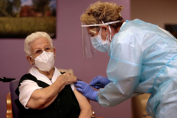 Araceli Hidalgo (96) penghuni panti jompo Los Olmos, menjadi orang pertama di Spanyol yang disuntik vaksin Covid-19 pada Minggu (27/12/2020). Spanyol menggunakan vaksin Pfizer-BioNTech untuk vaksinasi ini.