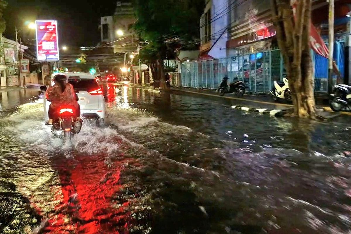 Situasi banjir yang merendam sejumlah titik jalan utama Kota Semarang, Jumat (29/12/2023).