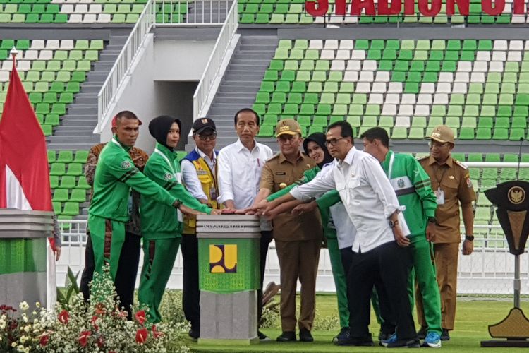 Presiden Jokowi meresmikan Stadion Utama Sumut di kompleks Sport Center Sumut di Desa Sena Kabupaten Deli Sedang, Selasa (15/10/2024). 