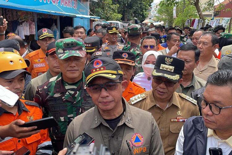 Kepala BNPB Letjen TNI Suharyanto saat mengunjungi lokasi banjir bandang akibat tanggul jebol di sungai Cigede, Kampung Lamajang, Desa Citeureup, Kecamatan Dayeuhkolot, Kabupaten Bandung pada Senin (15/1/2024)