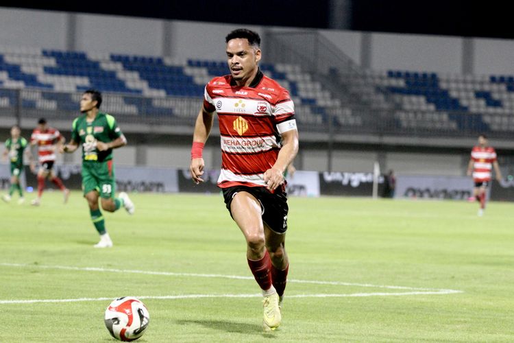 Pemain Madura United Lulinha mengerjar bola pada laga pekan ke-16 Super league 2025-2026 melawan Persebaya Surabaya yang berlangsung di Stadion Gelora Ratu Pamelingan Pamekasan, Sabtu (3/1/2026) malam.