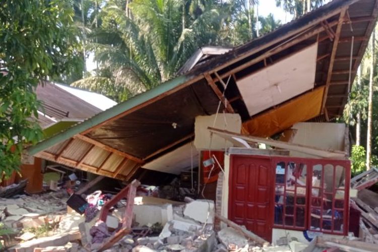 Kondisi bangunan yang terdampak gempa magnitudo 6,1 di Kabupaten Pasaman Barat, Sumatera Barat, Jumat (25/2/2022). 