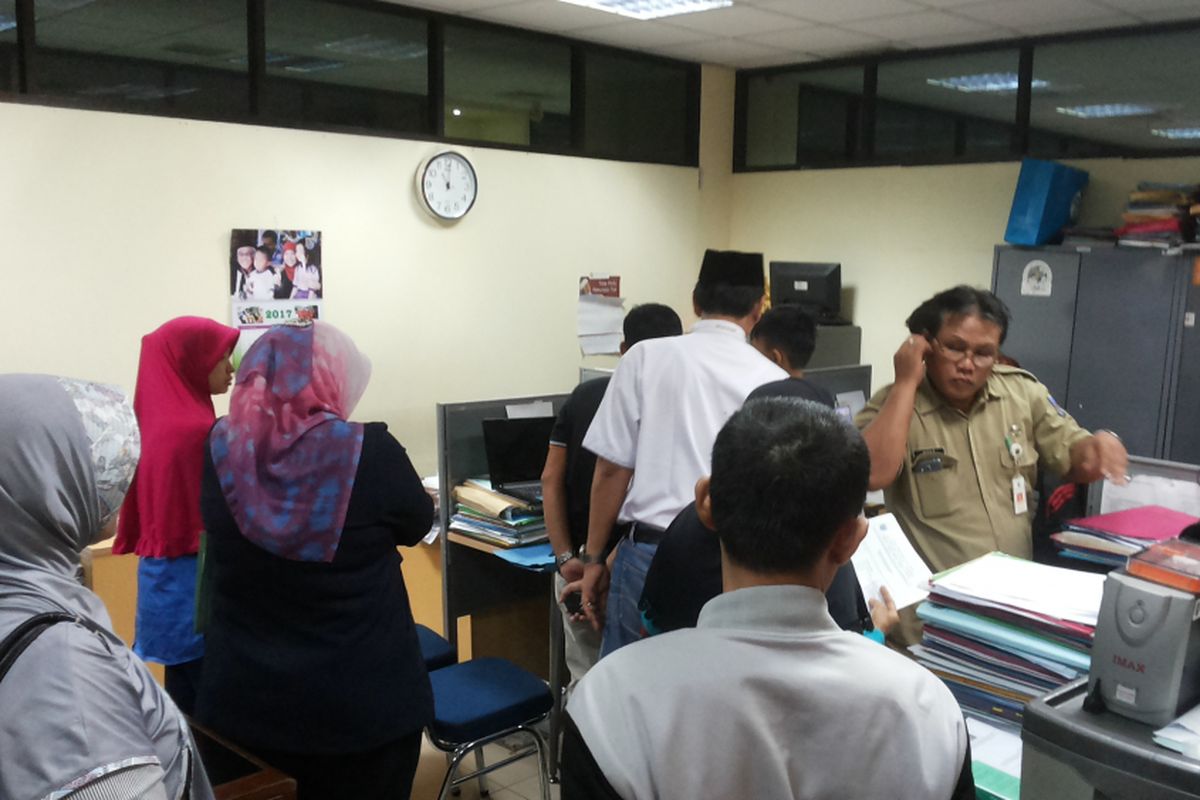 Para orang tua murid mendatangi Kantor Dinas Pendidikan Depok, Selasa (11/7/2017). Kedatangan mereka untuk memprotes proses penerimaan peserta didik baru (PPDB) yang merugikan anak mereka. 