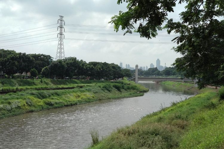 Banjir Kanal Timur (BKT) di kawasan Duren Sawit, Jakarta Timur, Kamis (8/2/2018)