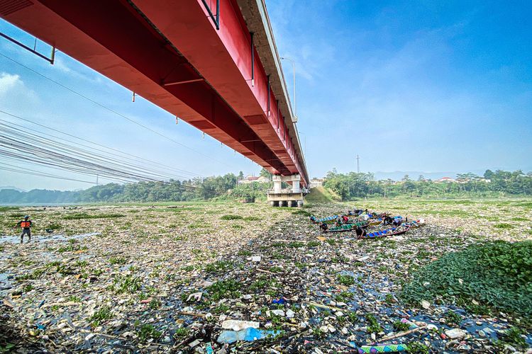 Lautan sampah membentang di perairan Sungai Citarum di kawasan Batujajar, Kabupaten Bandung Barat (KBB), Jawa Barat, Rabu (12/6/2024) pagi. Tepat di bawah Jembatan Callender Hamilton (DH) atau Babakan Sapan (BBS) sampah-sampah itu menutup lapisan air sepanjang mata memandang dari ujung aliran sungai hingga muara di waduk Saguling.