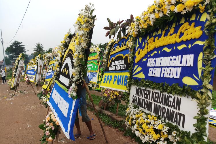 Karangan bunga di sekitaran makam mendiang Glenn Fredly di Tempat Pemakaman Umum (TPU) Tanah Kusir, Jakarta Selatan, Kamis (9/4/2020).