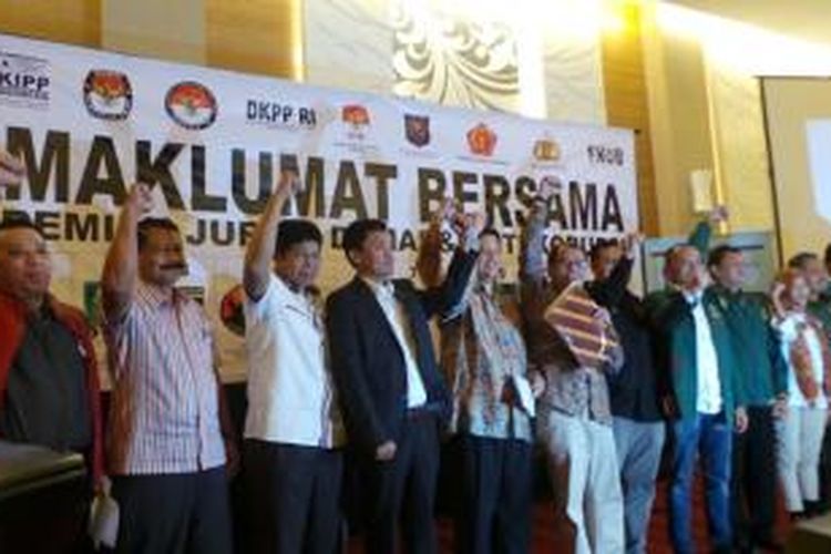 Komite Independen Pemantau Pemilu (KIPP) bersama Komisi Pemilihan Umum (KPU) dan partai-partai politik menandatangani Maklumat Bersama Pemilu Jurdil dan Anti-korupsi di Hotel JS Luwansa, Kamis (6/2/2014).