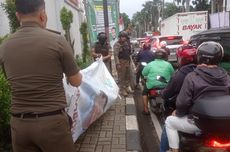 Pengendara Motor Luka-luka Tertimpa Baliho di Pondok Indah