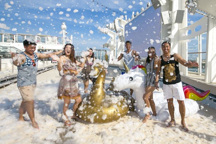 Foam party di di Zouk Beach Club Genting Dream by Resort World Cruises.