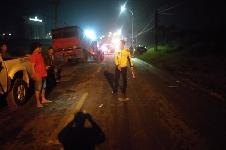 Polisi melakukan olah di lokasi tabrakan truk gandeng dengan mobil Honda HR-V di Jalan Raya Desa/Kecamatan Kedamean, Gresik, Jawa Timur, Jumat (23/2/2024).