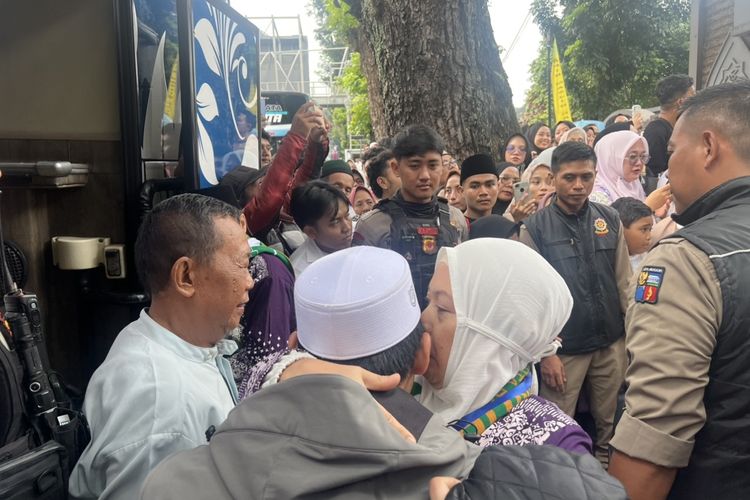 Suasana Haru Iringi Keberangkatan Jemaah Haji di Kota Bogor