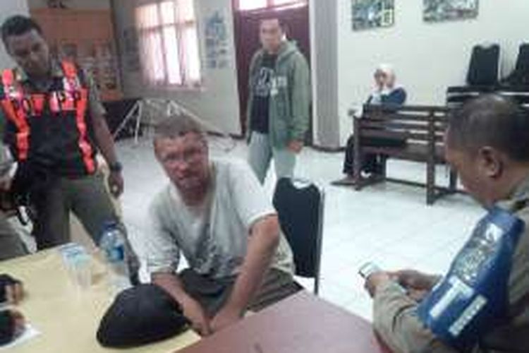 Pria Jerman yang pernah mengemis di Bali diamankan pasukan Satpol PP Kota Surabaya, Minggu (11/9/2016).