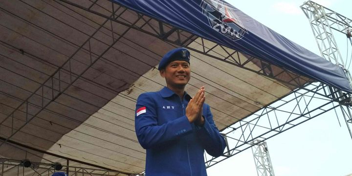 Komandan Kogasma Partai Demokrat, Agus Harimurti Yudhoyono (AHY),  saat pelantikan DPD dan DPC Partai Demokrat di Stadion Gemilang Kabupaten Magelang, Jawa Tengah, Selasa (10/4/2018).
