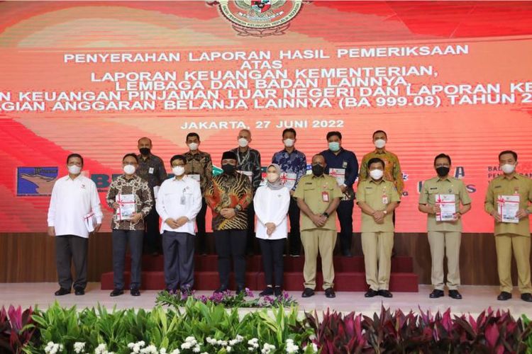 Acara Penyerahan Laporan Hasil Pemeriksaan atas Laporan Keuangan Kementerian, Lembaga, dan Badan Lainnya Tahun 2021, di Auditorium BPK, Jakarta, Senin (27/6/2022). 