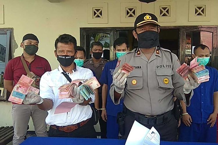 Kepala Polsek Cihideung Polres Tasikmalaya Kota Kompol Setiyana, menunjukkan barang bukti sisa uang hasil curian pembobolan toko plastik oleh salah satu mantan karyawannya, Rabu (22/4/2020).