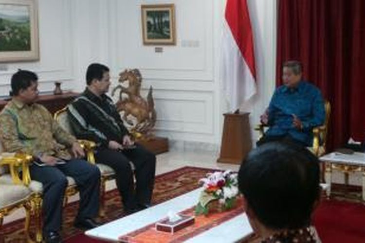 Presiden Susilo Bambang Yudhoyono bertemu dengan Ketua KPU Husni Kamil Manik, Kamis (2/10/2014).