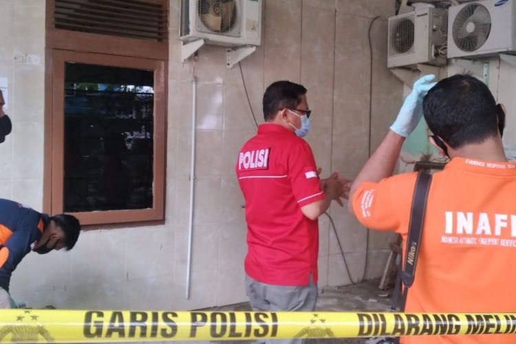Penyidik kepolisian Polsek Panakkukang saat melakukan olah tkp di wisma yang menjadi tempat pembunuhan di Jalan Topaz, Kecamatan Panakkukang, Makassar, Jumat (5/3/2021).