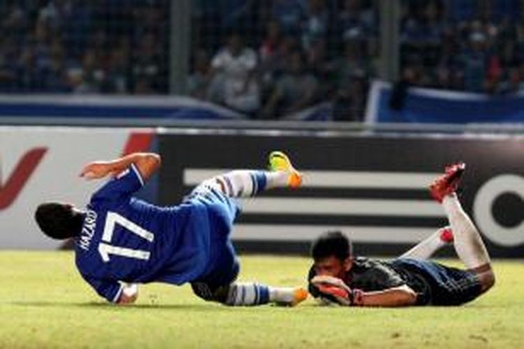 Pemain Chelsea, Eden Hazard (kiri), terjatuh saat berebut bola dengan kiper Indonesia All Star, Kurnia Meiga, dalam pertandingan persahabatan di Stadion Utama Gelora Bung Karno, Jakarta, Kamis (25/7/2013).