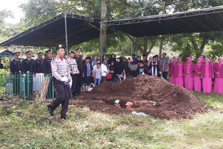Upacara pemakaman Kombes Pol (Purn) Agus Samad (71) mantan Wakapolda Sumatera Utara yang ditemukan tewas dengan kaki terikat dan bersimbah darah di rumahnya, Perum Bukit Dieng, Kota Malang, Minggu (25/2/2018)