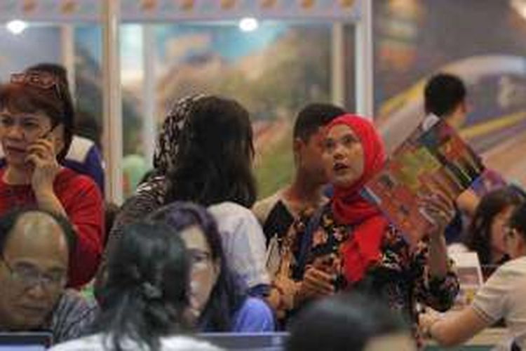 Pengunjung memadati Astindo Fair 2016 di Assembly Hall Jakarta Convention Center, Senayan, Jakarta, Sabtu (26/3/2016). Pameran travel yang berlangsung hingga 27 Maret ini, menawarkan berbagai promo perjalanan wisata baik domestik ataupun luar negeri. 