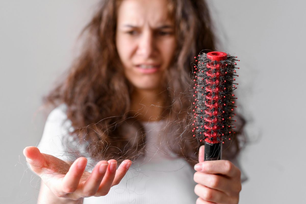 Rambut rontok yang bisa Anda atasi dengan beberapa obat alami, seperti lidah buaya, minyak kelapa, dan bawang merah. 