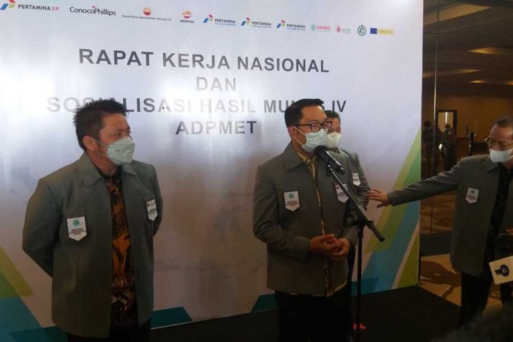 Gubernur Jawa Barat Ridwan Kamil saat menghadiri acara rapat kerja nasional dan sosialisasi hasil Munas IV Asosiasi Daerah Penghasil Migas dan Energi Terbarukan (ADPMET) di Palembang, Sumatera Selatan, Kamis (3/6/2021).