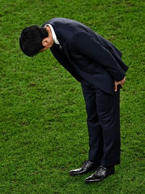 Pelatih Jepang Hajime Moriyasu membungkuk setelah kalah dalam pertandingan sepak bola babak 16 besar Piala Dunia 2022 Qatar antara Jepang vs Kroasia di Stadion Al-Janoub di Al-Wakrah, selatan Doha pada Selasa 6 Desember 2022 dini hari WIB.