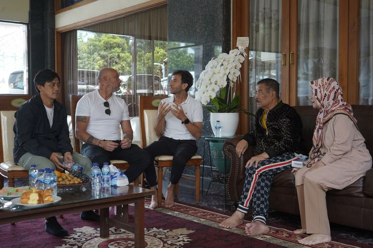 Luis Milla dan staf kepelatihannya di Persib Bandung tengah berbincang-bincang bersama Komisaris PT Persib Bandung Bermartabat (PBB) Umuh Muchtar yang tengah mengalami penurunan kondisi kesehatan pada Selasa (21/3/2023) di kediamannya di Tanjungsari Kabupaten Sumedang. 