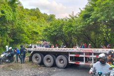 Truk Trailer Tergelincir di Tanjakan Sumbawa Barat, Arus Lalu Lintas Macet Panjang