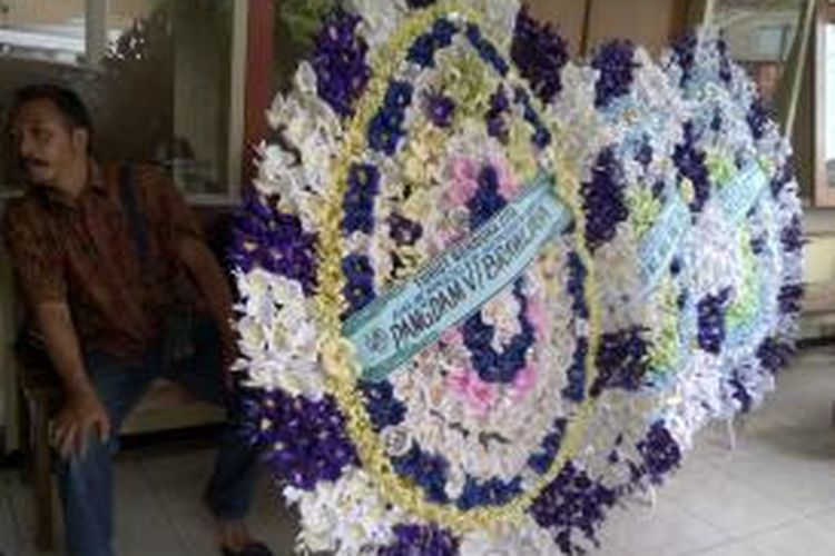 Bunga Ucapan Turut Berduka atas kedua korban yang menjadi relawan korban Kelud di Ngantang, Malang.Jumat (7/3/2014). 