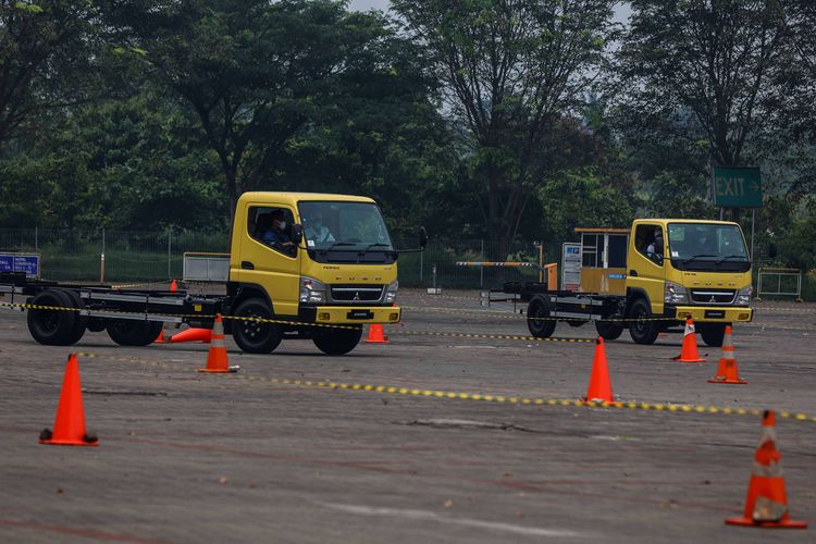 Mitsubishi Fuso Canter Euro 4 saat sesi media test drive Fuso di Tangerang, Jumat (25/3/2022). Total ada 29 varian yang disediakan KTB dengan rincian, 15 tipe untuk Fuso Canter di segmen light duty truck, dan sisanya 14 tipe untuk Fighter X di segmen medium duty truck.