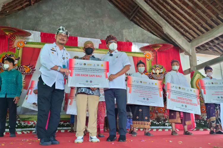 Penyerahan 21 program pemberdayaan lintas kementerian untuk reforma agraria di Desa Sumberklampok, Kecamatan Gerokgak, Kabupaten Buleleng, Provinsi Bali, Selasa (21/6/2022).